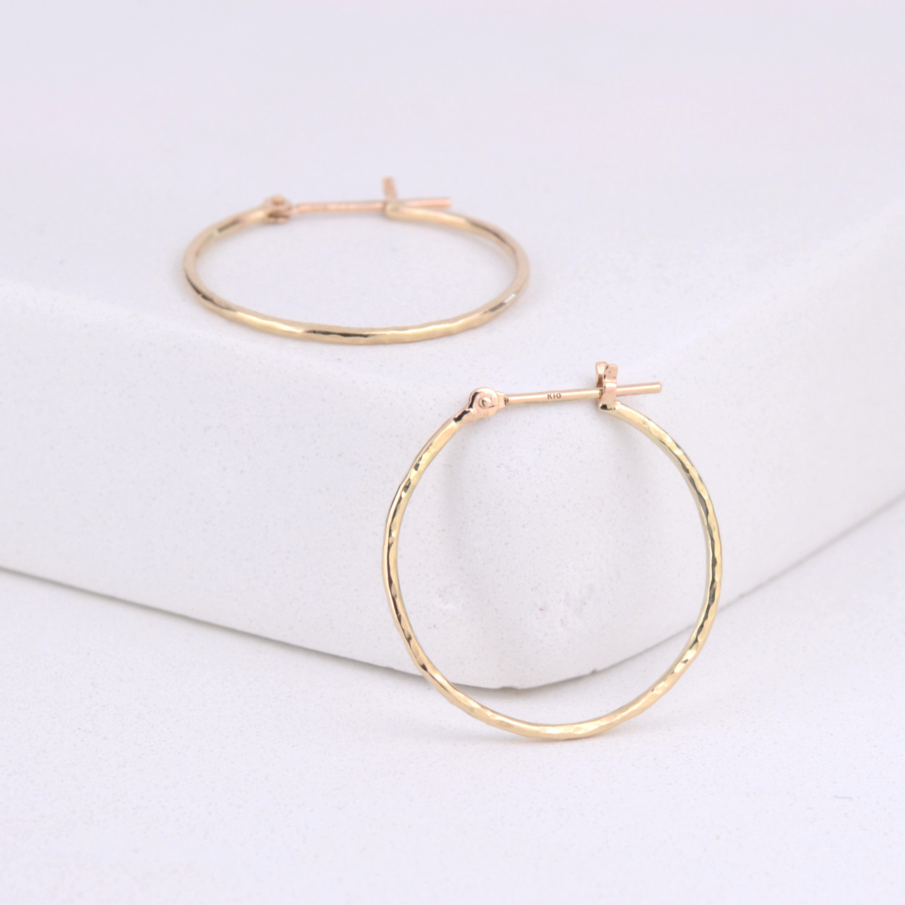 【K10YG】20mm　テクスチャーのフープピアス