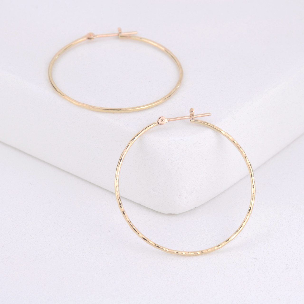 【K10YG】30mm　テクスチャーのフープピアス