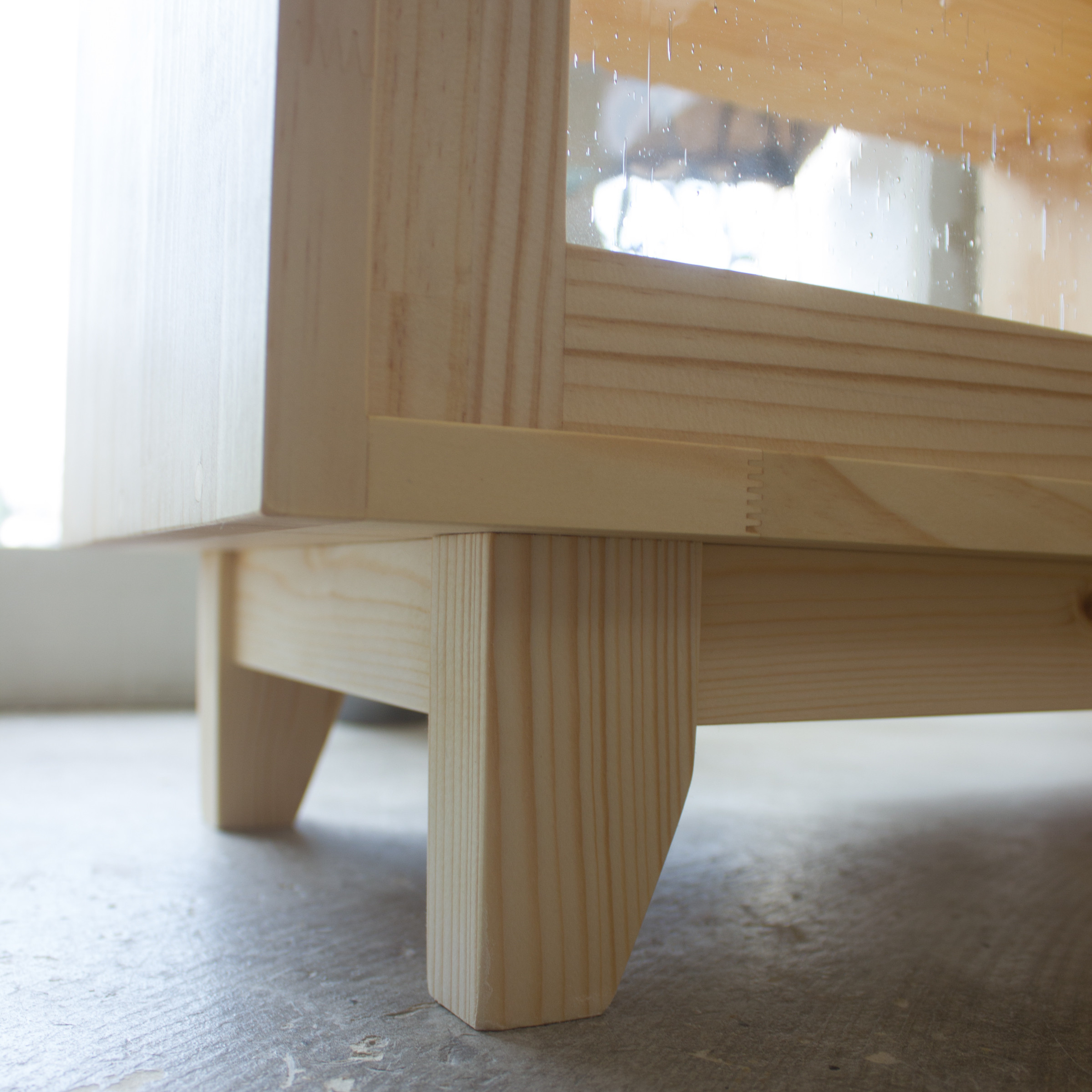 泡入りガラスの入ったＴＶボード