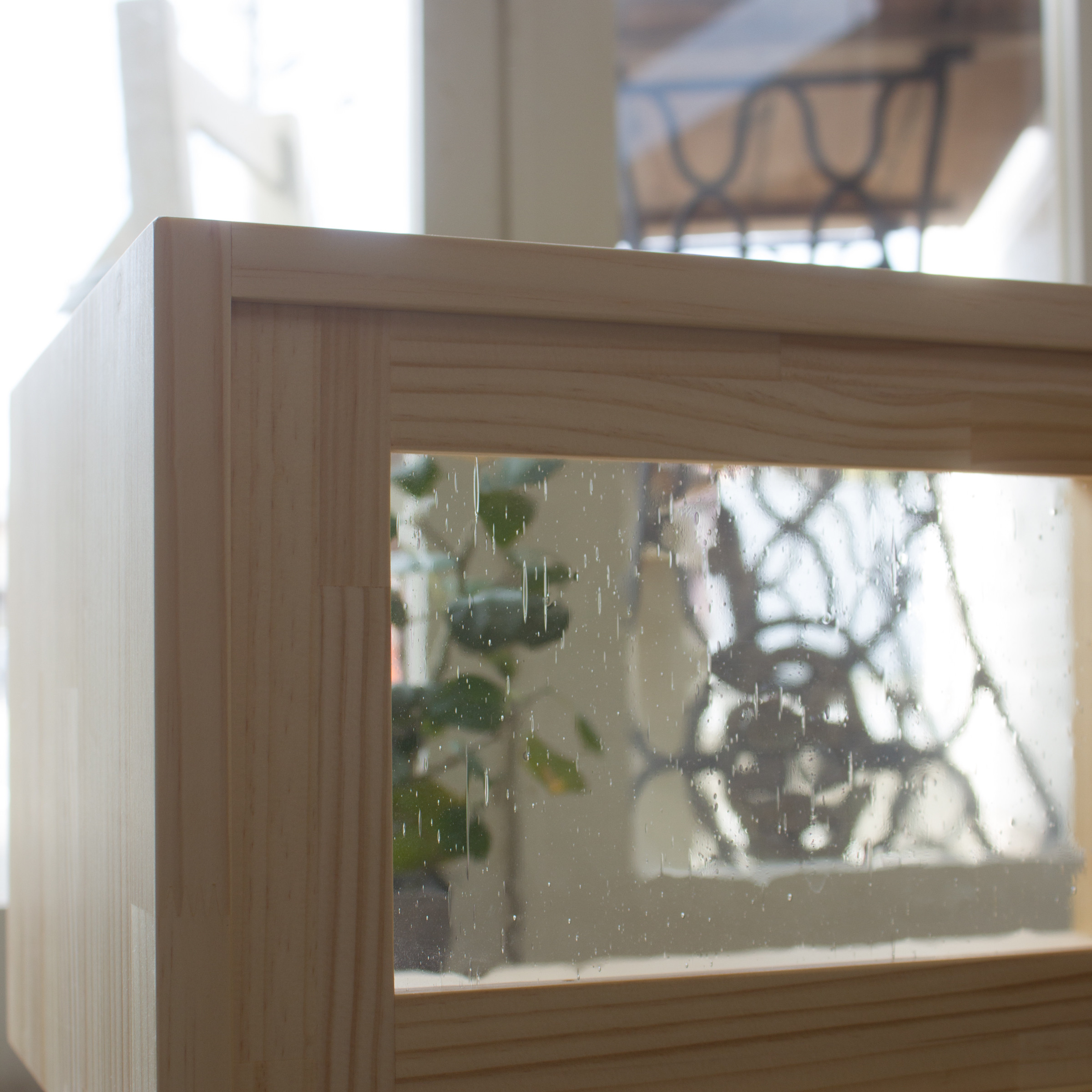 泡入りガラスの入ったＴＶボード