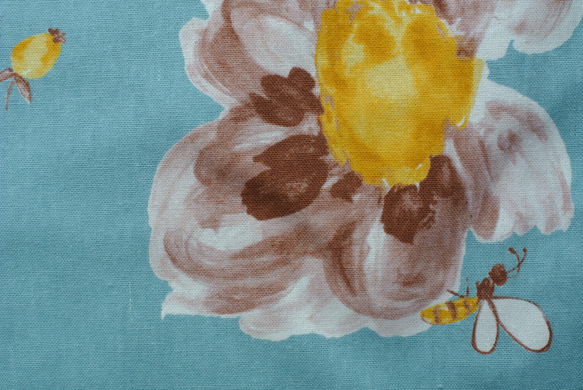 ４０×３０ハーフリネンのレッスンバッグ　オリジナル　可愛い♡　花とミツバチ　ターコイズブルー　★プレミアムコレクション★ 3枚目の画像