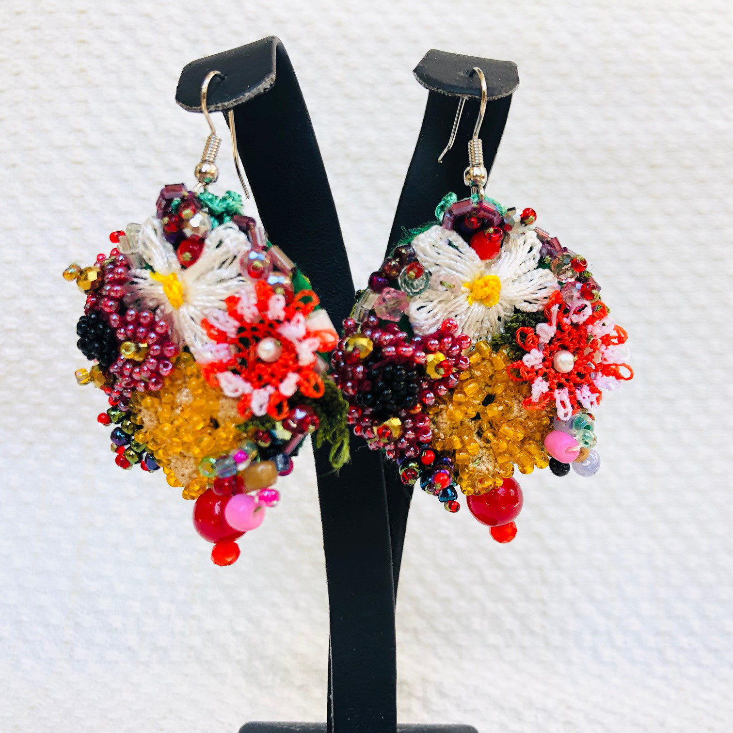 トルコ　オヤピアス　ビーズとオヤ刺しゅうで可憐なお花　伝統工芸品　1点もの　oya刺繍ピアス　1112