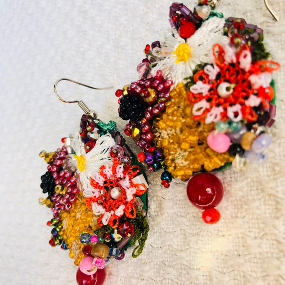 トルコ　オヤピアス　ビーズとオヤ刺しゅうで可憐なお花　伝統工芸品　1点もの　oya刺繍ピアス　1112 3枚目の画像