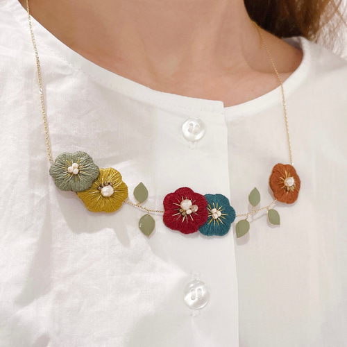 深みカラフルなたっぷりお花刺繍ネックレス ネックレス