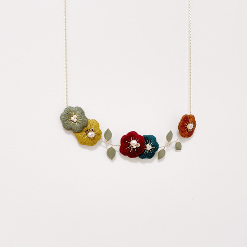 深みカラフルなたっぷりお花刺繍ネックレス ネックレス
