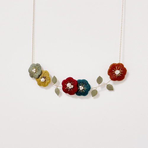 深みカラフルなたっぷりお花刺繍ネックレス ネックレス