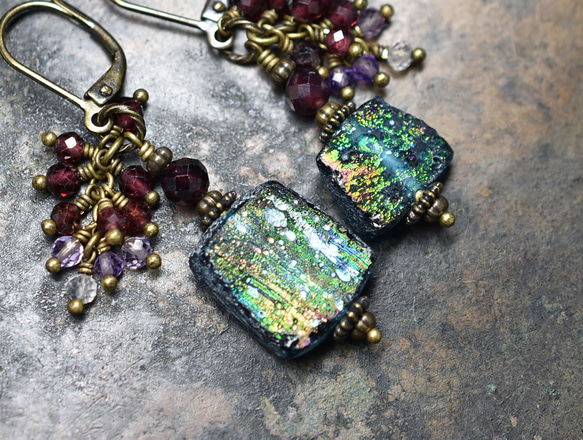 藍綠色鍍銀羅馬玻璃和奢華石榴石、紫水晶和石英耳環 第1張的照片