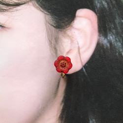 耳が痛くなりにくい　半透明赤色花型チェコビーズ 5枚目の画像
