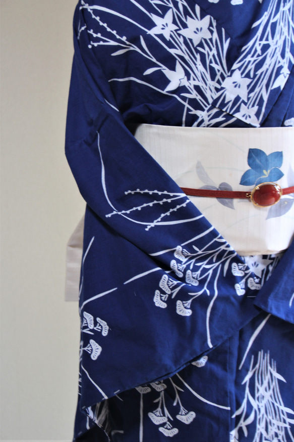 手染め藍注染　型染浴衣　紺　桔梗と女郎花が静謐な雰囲気　トールサイズ　裄67.5ｃｍ　木綿 4枚目の画像