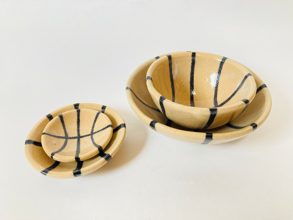 バスケットボールの器セット　ベージュ　陶器 3枚目の画像