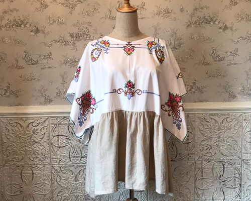 【限定価格・一点もの】ヴィンテージクロスのリメイクブラウス　花柄　刺繍 sanpo kuschel 織り生地と花実刺繍トップス b12324ko トップス