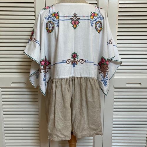 【限定価格・一点もの】ヴィンテージクロスのリメイクブラウス　花柄　刺繍 sanpo kuschel 織り生地と花実刺繍トップス b12324ko トップス