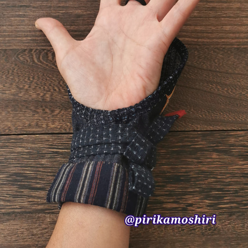 あ　　アイヌ刺繍　テクンペ　☆ アイヌ刺繍のテクンペ（緑） 手袋・ミトン pirika moshiri 通販