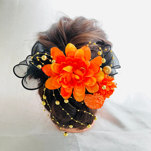 ハロウィンカラー髪飾り　オレンジダリア&パールチェーンシャワー　髪飾り　パーティ　イベント　結婚式 4枚目の画像