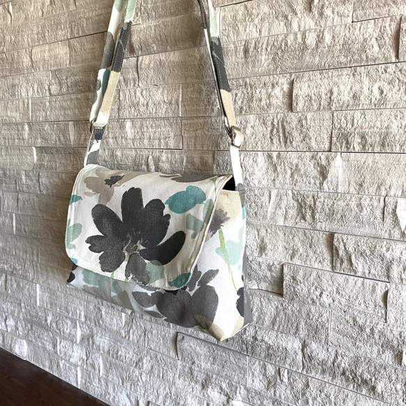 スモールクロスボディバッグとスモールポーチの2点セット - Cecile Linen 6枚目の画像