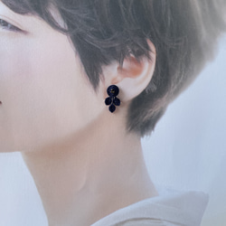 レース編みの花イヤリング＊紺＊ 2枚目の画像