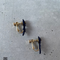 レース編みの花イヤリング＊紺＊ 7枚目の画像