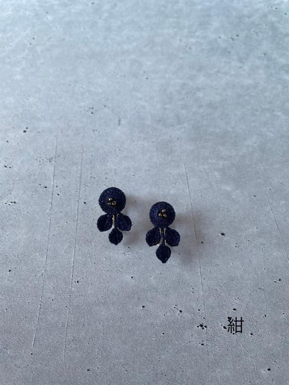 レース編みの花イヤリング＊紺＊ 8枚目の画像