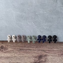 レース編みの花イヤリング＊紺＊ 1枚目の画像