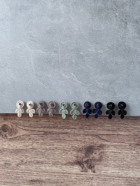 レース編みの花イヤリング＊紺＊ 1枚目の画像