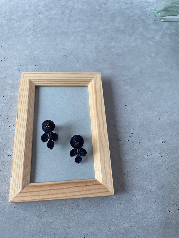 レース編みの花イヤリング＊紺＊ 11枚目の画像