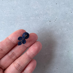 レース編みの花イヤリング＊紺＊ 3枚目の画像