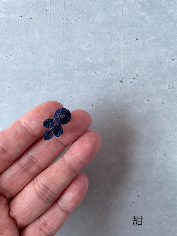 レース編みの花イヤリング＊紺＊ 3枚目の画像
