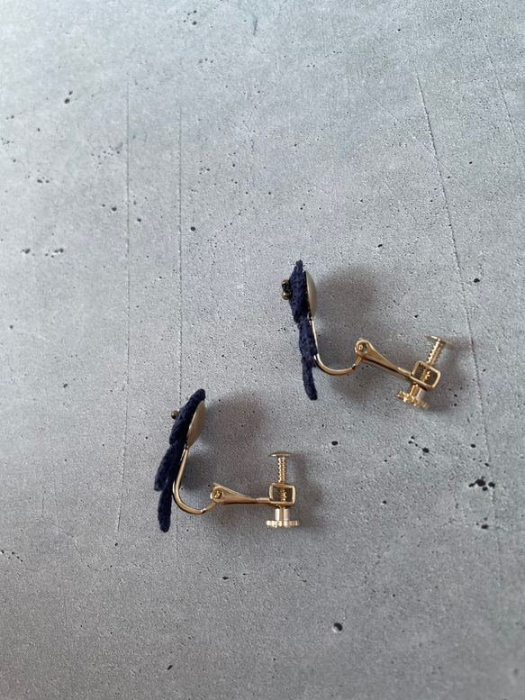 レース編みの花イヤリング＊紺＊ 6枚目の画像