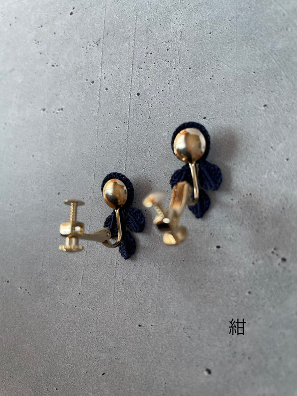 レース編みの花イヤリング＊紺＊ 4枚目の画像