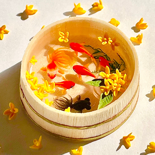 【専用ページ】木桶で泳ぐ金魚　大　（琉金紅白1匹、出目金 1匹、和金4匹）　置物 木桶で泳ぐ金魚（琉金 紅白1匹、出目金 1匹、和金4匹