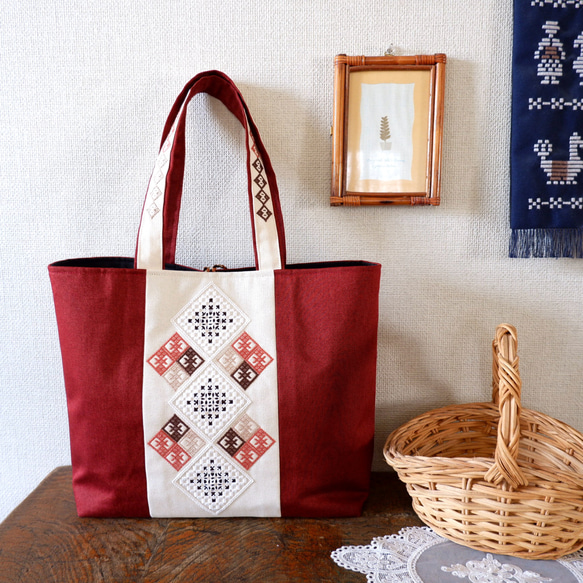 【A4対応】和洋刺繍のトートバッグ（Lサイズ）＊肩掛けタイプ＊赤デニム【こぎん刺し×ハーダンガー刺繍】 2枚目の画像