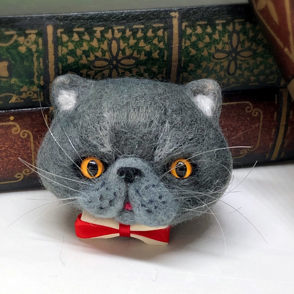 羊毛フェルト ペルシャ猫ブローチ 旅する猫ブローチ - メルカリ