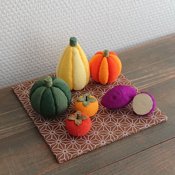 秋の季節飾りY-4 置物 ミニチュアフード 木目込みかぼちゃ 柿 サツマイモ ちりめん ハロウィン 3枚目の画像