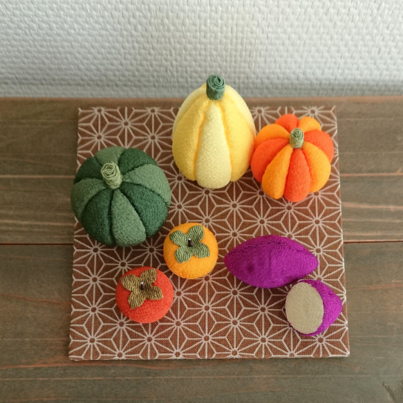 秋の季節飾りY-4 置物 ミニチュアフード 木目込みかぼちゃ 柿 サツマイモ ちりめん ハロウィン 2枚目の画像