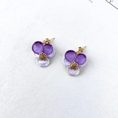 viola 立体アクセサリービオラのピアス・イヤリング ピアス
