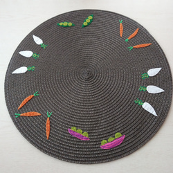 ベジタブルパレード　フェルト刺繍ランチョンマット　円形 4枚目の画像