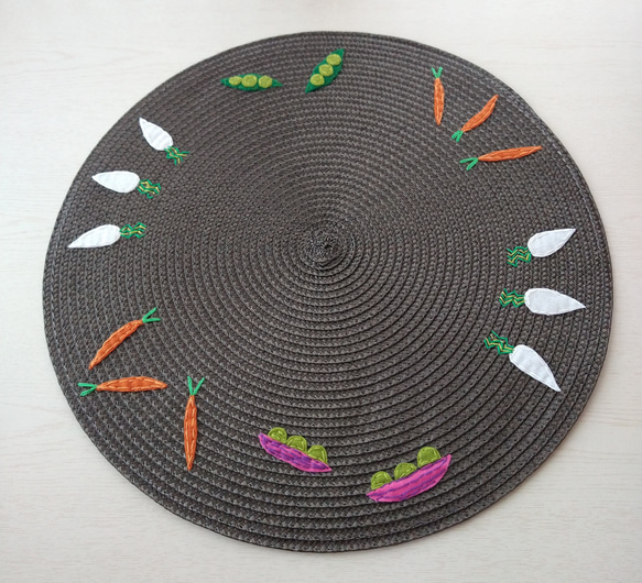 ベジタブルパレード　フェルト刺繍ランチョンマット　円形 4枚目の画像