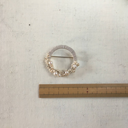 月の真珠　A　淡水真珠とチェコビーズのブローチ　絹糸beaded circle brooch 9枚目の画像