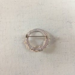 月の真珠　A　淡水真珠とチェコビーズのブローチ　絹糸beaded circle brooch 6枚目の画像