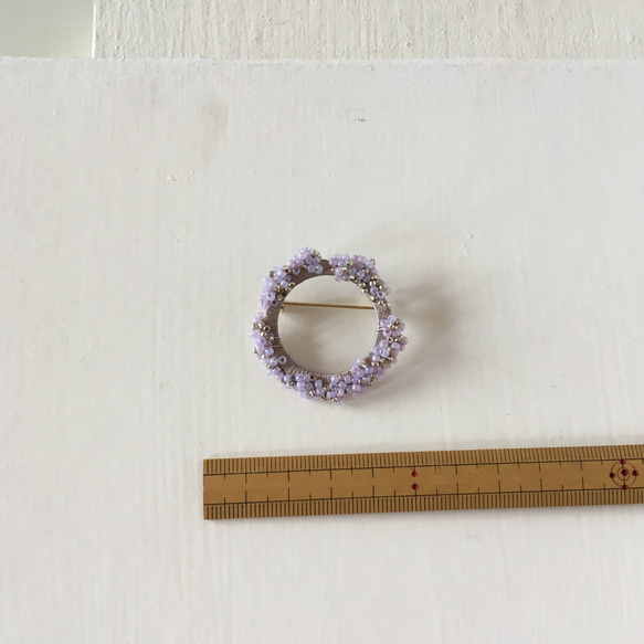 チェコビーズと絹糸のサークルブローチ　circle brooch ラベンダー　大A 藤色 8枚目の画像