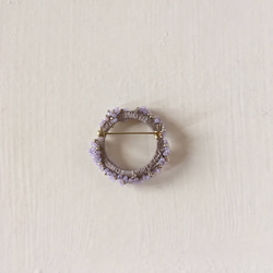 チェコビーズと絹糸のサークルブローチ　circle brooch ラベンダー　大A 藤色 7枚目の画像