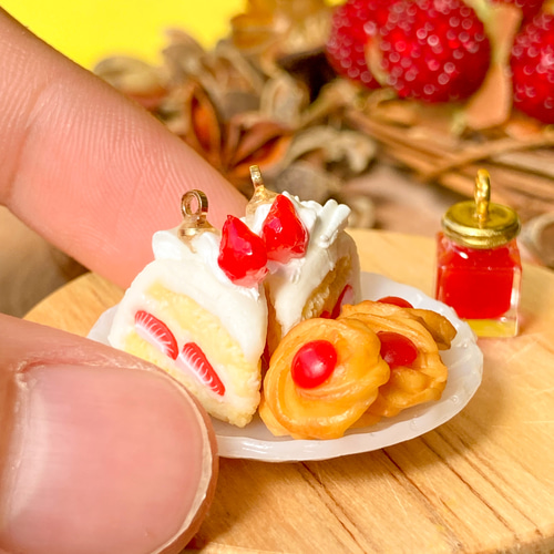しかくい　いちごのショートケーキ　ハンドメイド　フェイクスイーツ　チャーム しかくいいちごのショートケーキハンドメイドフェイクスイーツ