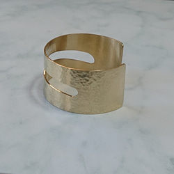 Brass wide bangle (真鍮・セミマット鎚目仕上げ) 【再販】 3枚目の画像