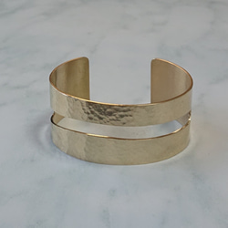 Brass wide bangle (真鍮・セミマット鎚目仕上げ) 【再販】 1枚目の画像