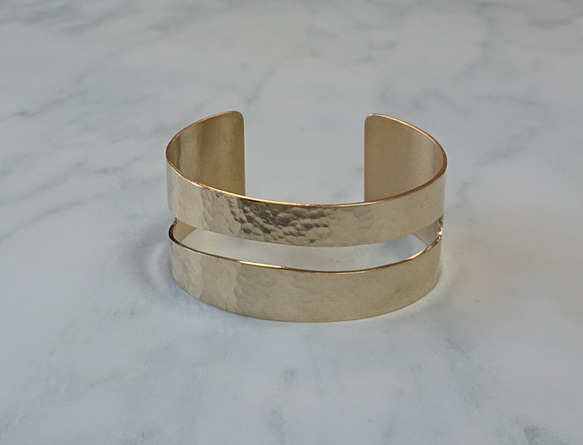 Brass wide bangle (真鍮・セミマット鎚目仕上げ) 【再販】 1枚目の画像