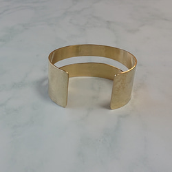 Brass wide bangle (真鍮・セミマット鎚目仕上げ) 【再販】 4枚目の画像