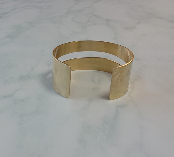 Brass wide bangle (真鍮・セミマット鎚目仕上げ) 【再販】 4枚目の画像