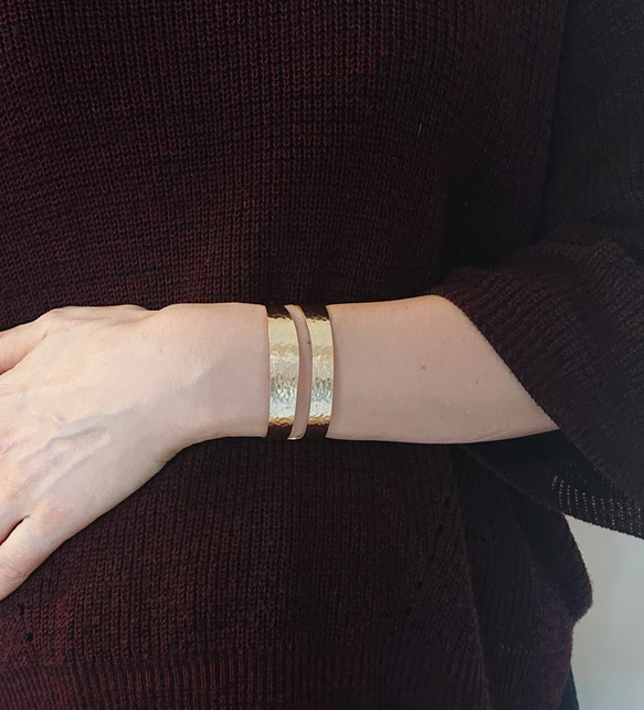 Brass wide bangle (真鍮・セミマット鎚目仕上げ) 【再販】 5枚目の画像