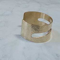 Brass wide bangle (真鍮・セミマット鎚目仕上げ) 【再販】 2枚目の画像