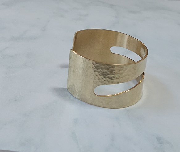 Brass wide bangle (真鍮・セミマット鎚目仕上げ) 【再販】 2枚目の画像